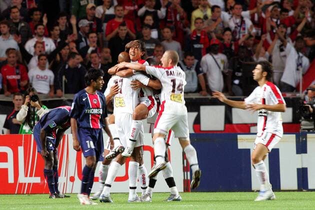 Torjubel Nizza, u. a.: Sammy Traore (3. v. li.), Marama Vahirua (4. v. li.) und Florent Balmont (2. v. re.) Fußball Herren Ligue Une 2005 2006, 1. Französische Liga, Paris Saint Germain - OGC Nice 1:2, PSG Gruppe pan10606 Paris Freude,  