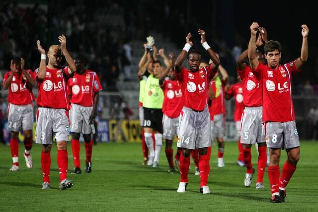 Schlussjubel Lyon, v.li.: Cris, Sidney Govou und Juninho bedanken sich bei den Anhängern Fußball Herren Ligue Une 2005 2006, 1. Französische Liga, OL, Olympique Lyonnais Totale pan10607 Auxerre Freude,  