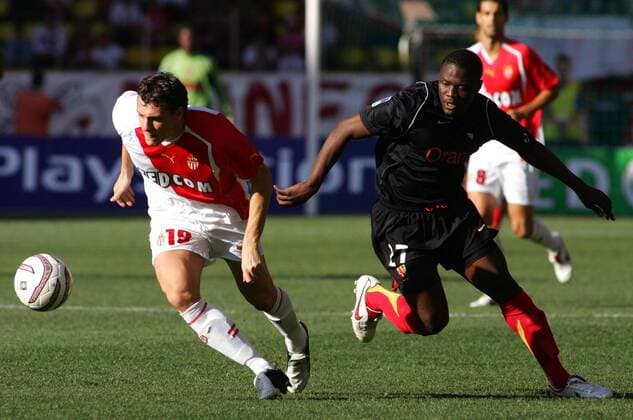 Sebastien Squillaci (Monaco, li.) gegen Aruna Dindane (Lens) Fußball Herren Ligue Une 2005 2006, 1. Französische Liga, AS Monaco - RC Lens 0:0 Gruppe pan10615 Monaco Dynamik,  
