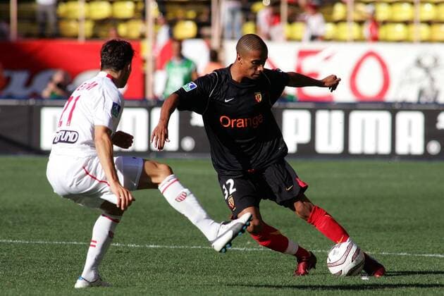 Benoit Assou Ekoto (Lens, re.) gegen Camel Meriem (Monaco) Fußball Herren Ligue Une 2005 2006, 1. Französische Liga, AS Monaco - RC Lens 0:0 Gruppe pan10615 Monaco Dynamik, Kampf,  