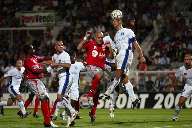Cris (Lyon, Mitte) gegen Philippe Violeau (Auxerre, 2.v.re.) Fußball Herren Ligue Une 2005 2006, 1. Französische Liga, OL, AJ Auxerre - Olympique Lyonnais 0:2 Gruppe pan10607 Auxerre Dynamik, Kampf,  