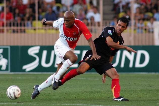 Toifilou Maoulida (Monaco, li.) gegen Vitorino Hilton (Lens) Fußball Herren Ligue Une 2005 2006, 1. Französische Liga, AS Monaco - RC Lens 0:0 Gruppe pan10615 Monaco Dynamik, Kampf,  
