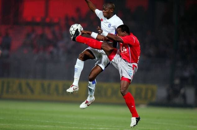 Sidney Govou (Lyon, vorn) gegen Vassiriki Abou Diaby (Auxerre) Fußball Herren Ligue Une 2005 2006, 1. Französische Liga, OL, AJ Auxerre - Olympique Lyonnais 0:2 Gruppe pan10607 Auxerre Dynamik, Kampf,  