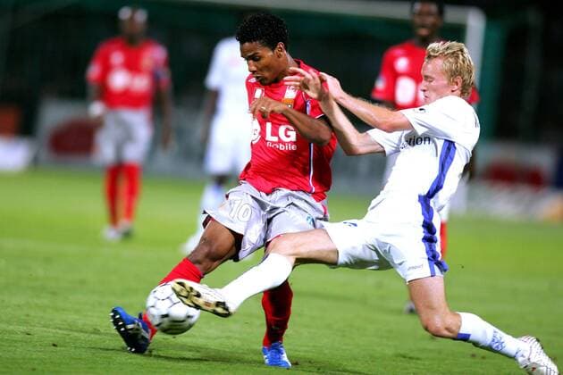 Florent Malouda (Lyon, li.) zieht vor Thomas Kahlenberg (Auxerre) ab Fußball Herren Ligue Une 2005 2006, 1. Französische Liga, OL, AJ Auxerre - Olympique Lyonnais 0:2 Gruppe pan10607 Auxerre Dynamik, Kampf,  