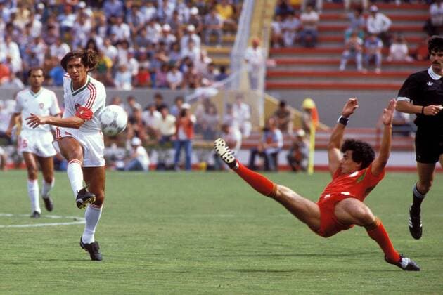 Fernando Mendes Soares Gomes (Portugal, li.) zieht ab, Abdelmajid Dolmy (Marokko) wirft sich dazwischen Fußball WM Herren Weltmeisterschaft 1986, Nationalmannschaft, Nationalteam, Nationaltrikot, Länderspiel, Gruppe F Gruppe Guadalajara Dynamik,
