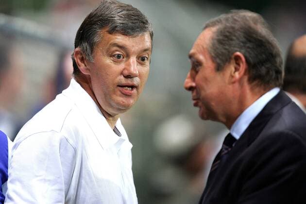 Trainer Jacques Santini (Auxerre, li.) macht im Gespräch mit seinem Kollegen Gerard Houllier (Lyon) große Augen Fußball Herren Ligue Une 2005 2006, 1. Französische Liga, AJ Auxerre - Olympique Lyonnais 0:2, OL Gruppe pan10607 Auxerre Komik,  