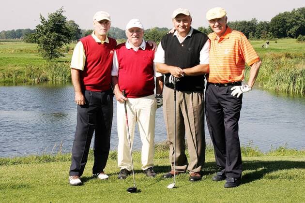 Prominenz beim RBU Charity Golfturnier, v.li.: RBU Chef Reinhard Böker, Fußballlegende Uwe Seeler, Orion Besitzer Dieter Lather und Aufsichtsratsmitglied Will Schulz (HSV alle Deutschland) Golf Herren RBU Charity Golfturnier von Franz Beckenbauers Stiftung 2005, Golf, Golfen, Wohltätigkeit, Benefiz, Gruppe o0 Fotoshooting St. Leon Rot