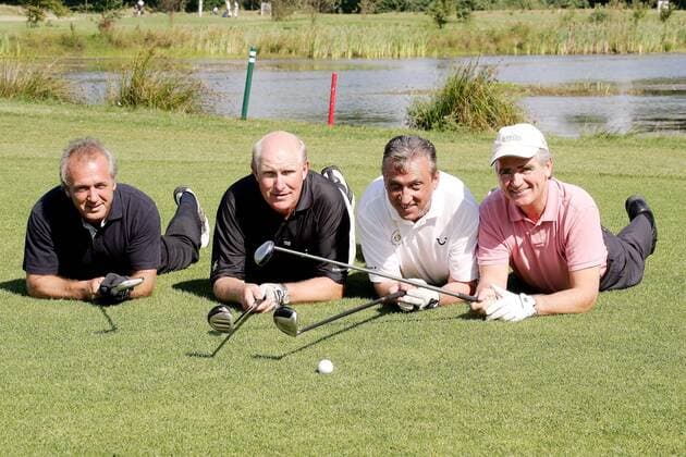 Prominenz beim RBU Charity Golfturnier, v.li.: Reiner Schmidt, Fußballmanager Rolf Rüssmann, Alfred Draxler (stellvertretender Chefredakteur und Sportchef der BILD Zeitung), Gastronom Rüdiger Kowalke (Fischereihafen Restaurant Hamburg alle Deutschland) Golf Herren RBU Charity Golfturnier von Franz Beckenbauers Stiftung 2005, Golf, Golfen, Wohltätigkeit, Benefiz, Gruppe Vdig o0 Fotoshooting St. Leon Rot