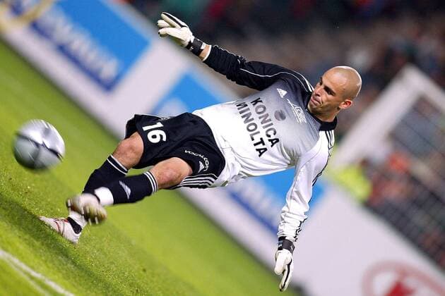 Torwart Jeremie Janot (St. Etienne) am Ball Fußball Herren Ligue Une 2005 2006, 1. Französische Liga, AS St. Etienne Einzelbild pan10621 Saint Etienne  