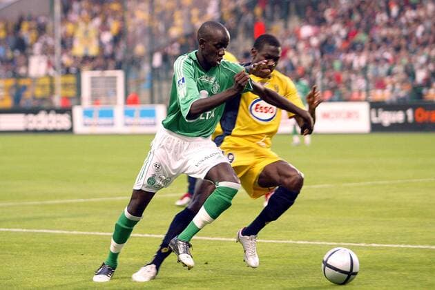 Fousseni Diawara (St. Etienne, li.) gegen Moumouni Dagano (Sochaux) Fußball Herren Ligue Une 2005 2006, 1. Französische Liga, AS St. Etienne - FC Sochaux 0:0 Gruppe pan10621 Saint Etienne Dynamik, Kampf,  