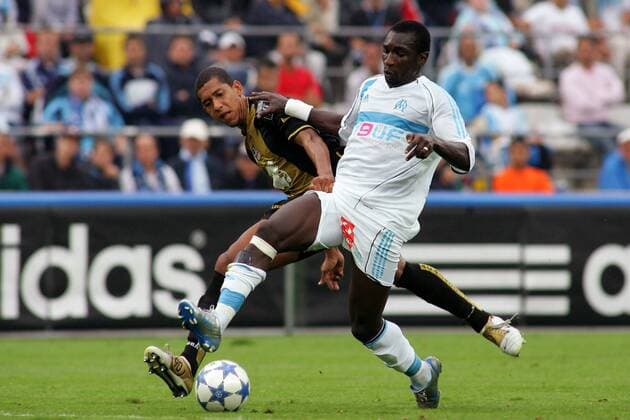 Mamadou Niang (Marseille, re.) gegen Antonio Carlos (Ajaccio) Fußball Herren Ligue Une 2005 2006, 1. Französische Liga, Olympique de Marseille - AC Ajaccio 1:1, OM, Vdig Gruppe pan10605 Marseille Dynamik,  