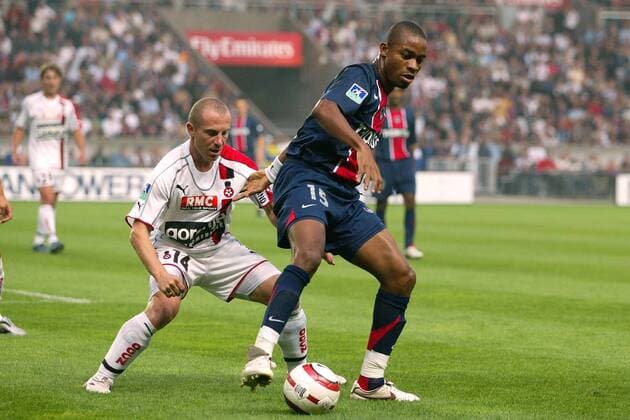 Bonaventure Kalou (Paris St. Germain, re.) gegen Florent Balmont (Nizza) Fußball Herren Ligue Une 2005 2006, 1. Französische Liga, Paris Saint Germain - OGC Nice 1:2, PSG, Vdig Gruppe pan10606 Paris  