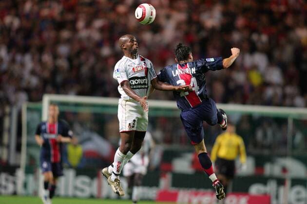 Bill Tchato (Nizza, li.) gegen Christophe Landrin (Paris St. Germain) Fußball Herren Ligue Une 2005 2006, 1. Französische Liga, Paris Saint Germain - OGC Nice 1:2, PSG, Vdig Gruppe pan10606 Paris Höhe,  