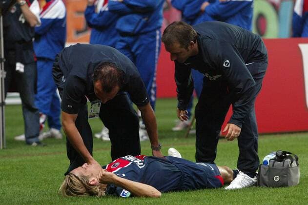 Jerome Rothen (Paris St. Germain) liegt verletzt am Boden und wird von Betreuern behandelt Fußball Herren Ligue Une 2005 2006, 1. Französische Liga, Paris Saint Germain, PSG, Vdig Gruppe pan10606 Paris  