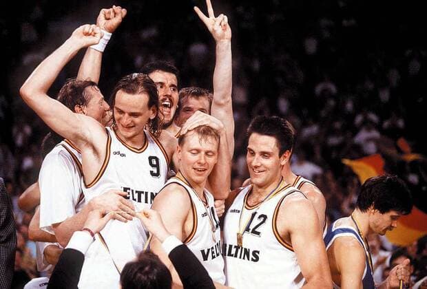 EuroBasket 2022, DBB, Historie, EM - Historie Europameister Deutschland, v.re.: Hansi Gnad, Kai Nürnberger, Henrik Rödl (hi.), Jens Kujawa, Henning Harnisch und Mike Jackel Basketball EM Herren Europameisterschaft 1993, Nationalmannschaft, Nationalteam, Nationaltrikot, Länderspiel, Finale Gruppe o0 Aufmacher Historie Geschichte München Freude, Begeisterung,