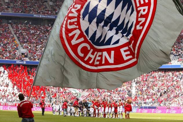 Die Riesenfahne der Bayern wird während der Mannschaftsvorstellung geschwenkt Fußball 1. BL Herren Saison 2005 2006, FC Bayern München - Hertha BSC Berlin 3:0 Totale Allianz Arena AllianzArena München