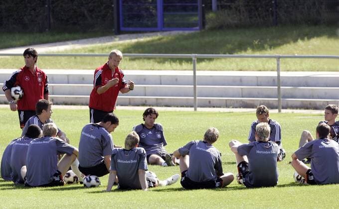 Bundestrainer Jürgen Klinsmann (5.v.li.) hält eine Ansprache; Co Trainer Joachim Löw (li.), Teammanager Oliver Bierhoff (3.v.li.) und Michael Ballack (alle Deutschland, Mitte) hören gelangweilt zu Fußball Herren Nationalmannschaft 2005, Nationalteam, Training, Vdig Totale Vorbereitung Berlin Langeweile,
