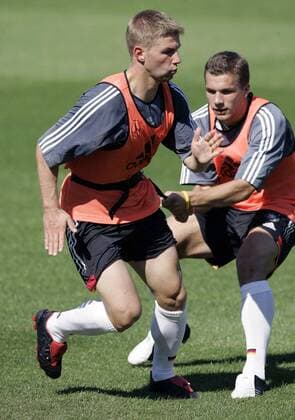 Thomas Hitzlsperger (li.) und Lukas Podolski (beide Deutschland) machen Koordinationsübungen mit einem Gummiband Fußball Herren Nationalmannschaft 2005, Nationalteam, Training, Vdig Gruppe Vorbereitung Berlin