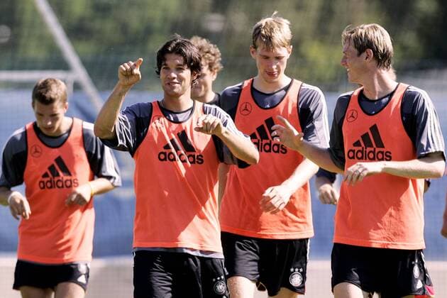 Michael Ballack (2.v.li.) gibt gut gelaunt die Richtung vor während sich Tim Borowski (re.) und Per Mertesacker (alle Deutschland) unterhalten Fußball Herren Nationalmannschaft 2005, Nationalteam, Training, Vdig Gruppe Vorbereitung Berlin