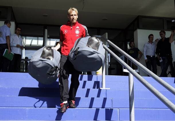 Bundestrainer Jürgen Klinsmann (Deutschland) packt selbst mit an und trägt die Ballnetze eine Treppe runter Fußball Herren Nationalmannschaft 2005, Nationalteam, Training, Vdig Einzelbild Vorbereitung Berlin