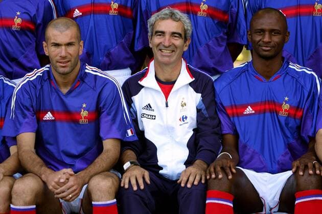 Zinedine Zidane (li.), Nationaltrainer Raymond Domenech (Mitte) und Patrick Vieira (alle Frankreich) auf der Bank Fußball Herren Nationalmannschaft 2005, Training, Nationalteam, Nationaltrikot Gruppe pan10638 Clairefontaine  