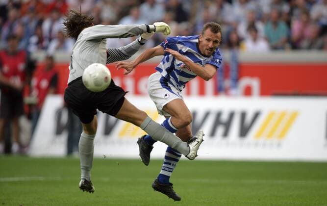 Markus Hausweiler (Duisburg) gegen Torwart Roman Weidenfeller (BVB) Fußball 1. BL Herren Saison 2005 2006, MSV Duisburg - Borussia Dortmund 1:1 Gruppe Duisburg Dynamik, Abwehr, Kampf,