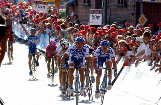 Zielankunft 1. Etappe: Jean Patrick Nazon (Frankreich, Mitte) gewinnt den Sprint vor seinem Teamkollegen Alexandre Usov (Weißrußland beide AG2R Prevoyance) Radsport Herren Internationale Hessen Rundfahrt 2005, Hessenrundfahrt, Straßenradsport, Straße, Rad Gruppe 1. Etappe: Frankfurt - Klingenberg am Main