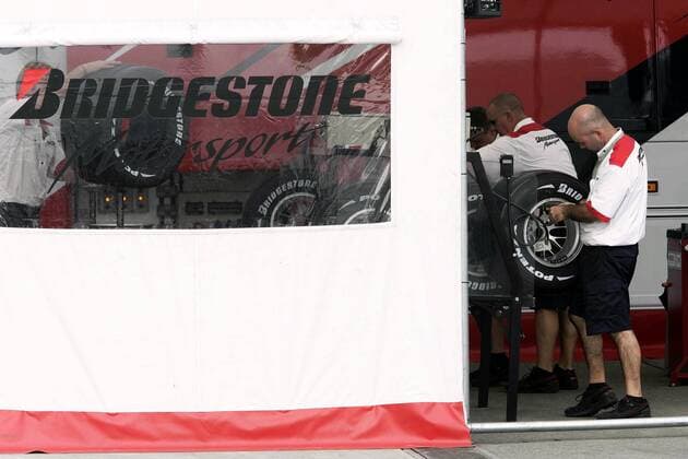 Techniker von Bridgestone bearbeiten die Reifen Motorsport Grand Prix Herren Großer Preis von Italien 2005, Formel 1 Weltmeisterschaft, F1, F, GP, WM Gruppe Monza
