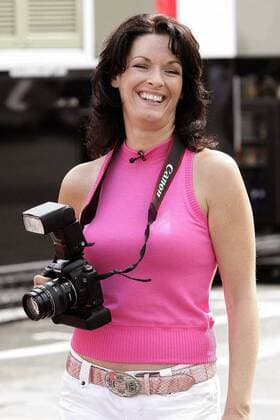Premiere Reporterin Tanja Bauer (Deutschland) mit Fotokamera unterwegs im Fahrerlager Motorsport Grand Prix Herren Großer Preis von Italien 2005, Formel 1 Weltmeisterschaft, F1, F, GP, WM Einzelbild Monza