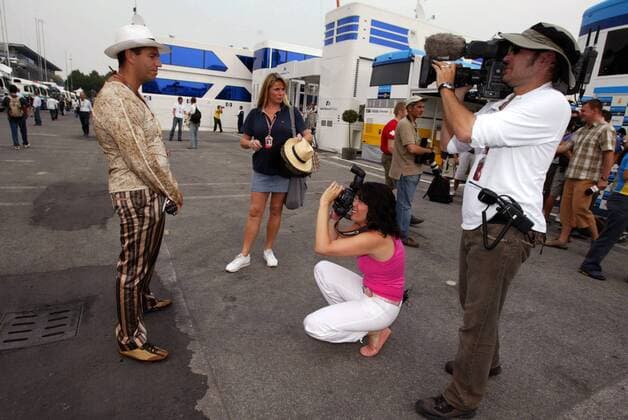 RTL Reporter Kai Ebel posiert für Premiere Reporterin Tanja Bauer (beide Deutschland), die sich ausnahmsweise als Fotografin versucht Motorsport Grand Prix Herren Großer Preis von Italien 2005, Formel 1 Weltmeisterschaft, F1, F, GP, WM Gruppe Monza