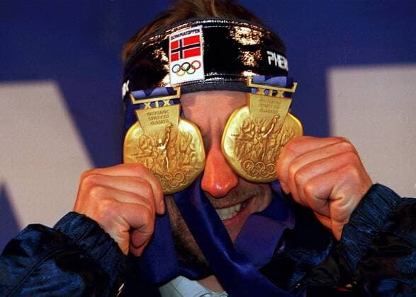 Olympiasieger Kjetil Andre Aamodt (Norwegen) sieht doppelt Gold - Einmal im Super G, einmal in der Abfahrt -  Alpiner Skilauf OS Winter Herren Olympische Winterspiele 2002, Olympia, Olympiade, Spiele, Ski Alpin, Skisport, Abfahrt Einzelbild Salt Lake City Utah Freude, Komik,