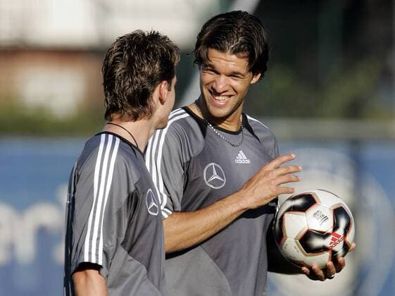 Michael Ballack (re.) hat gut lachen im Gespräch mit Miroslav Klose (beide Deutschland) Fußball Herren Nationalmannschaft 2005, Nationalteam, Training Gruppe Berlin Freude,
