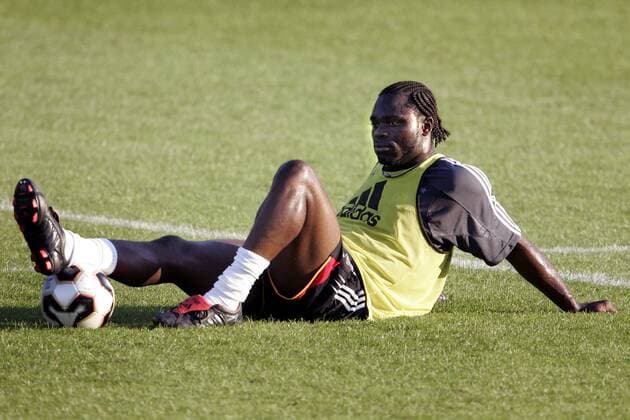 Gerald Asamoah (Deutschland) entspannt am Boden Fußball Herren Nationalmannschaft 2005, Nationalteam, Training Einzelbild Berlin Langeweile,