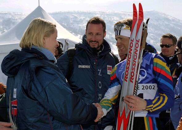 Ole Einar Björndalen (re.) trifft Kronprinz Haakon und seine Ehefrau Mette Marit (alle Norwegen) während der Olympischen Winterspiele 2002 in Salt Lake City -  Biathlon OS Winter Herren Olympische Winterspiele 2002, Olympia, Olympiade, Spiele Gruppe Salt Lake City Utah