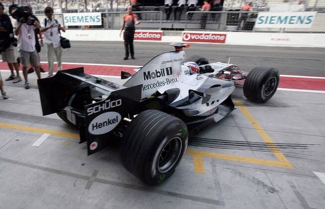 Kimi Räikkönen (Finnland McLaren Mercedes) fährt seinen Boliden aus der Box Motorsport Grand Prix Herren Großer Preis von Italien 2005, Formel 1 Weltmeisterschaft, F1, F, GP, WM, Freies Training Einzelbild Monza