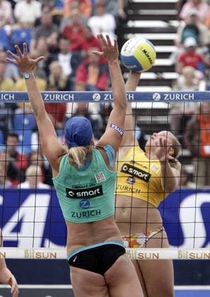 Sandra Piasecki (re.) - Schmetterball gegen den Block von Stefanie Pohl (beide Deutschland) Beachvolleyball Damen Zürich Masters 2005, Zuerich, Zurich, Beach Gruppe Timmendorfer Strand Timmendorf Dynamik,