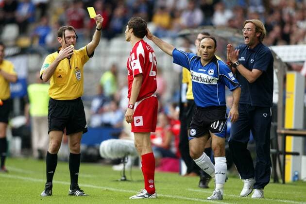 Mathias Abel (Mainz, li.) bekommt für sein Foulspiel gegen Fatmir Vata (Bielefeld) von Schiedsrichter Florian Meyer die gelbe Karte, Trainer Jürgen Klopp (Mainz) bittet um Gnade Fußball 1. BL Herren Saison 2005 2006, Arminia Bielefeld - FSV Mainz 05 2:0 Gruppe Bielefeld