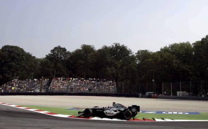 Kimi Räikkönen (Finnland McLaren Mercedes) rast mit seinem Boliden über den Randstein hinaus Motorsport Grand Prix Herren Großer Preis von Italien 2005, Formel 1 Weltmeisterschaft, F1, F, GP, WM, Vdig Totale Monza