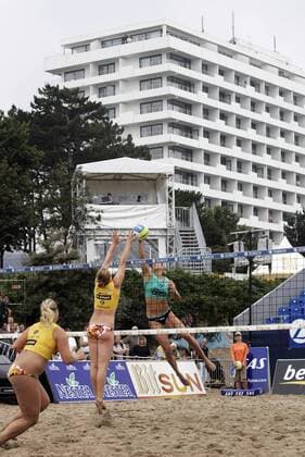 Stephanie Pohl (re.) - Schmetterball gegen Julia Sude (beide Deutschland) auf der Anlage vor dem Maritim Hotel am Timmendorfer Strand Beachvolleyball Damen Zürich Masters 2005, Zurich, Zuerich, Beach Totale Timmendorfer Strand Timmendorf Dynamik,