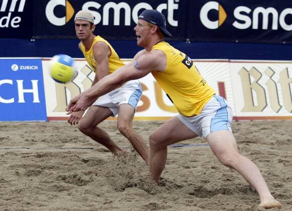 Jonas Reckermann (re.) - Zuspiel auf Markus Dieckmann (beide Deutschland) Beachvolleyball LM Herren Deutsche Meisterschaft 2005, Zuerich, Zurich, Beach, Landesmeisterschaft, Zürich Masters, DM Gruppe Timmendorfer Strand Timmendorf Dynamik,