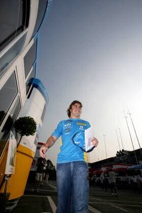 Fernando Alonso (Spanien Renault) unterwegs im Fahrerlager Motorsport Grand Prix Herren Großer Preis von Italien 2005, Formel 1 Weltmeisterschaft, F1, F, GP, WM Einzelbild Autodromo Nazionale Monza
