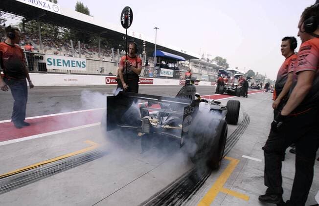 Testfahrer Pedro de la Rosa (Spanien McLaren Mercedes) legt am Boxenstandplatz mächtig Gummi ab Motorsport Grand Prix Herren Großer Preis von Italien 2005, Formel 1 Weltmeisterschaft, F1, F, GP, WM Gruppe Autodromo Nazionale Monza