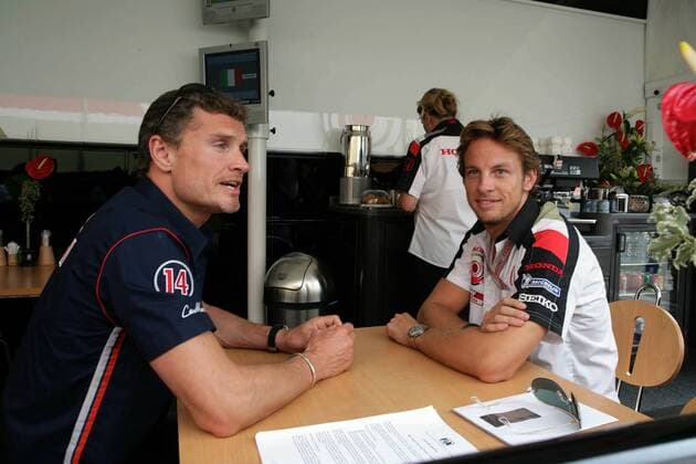 David Coulthard (Schottland Red Bull Cosworth, li.) und Jenson Button (England BAR Honda) in der Cafeteria von BAR Honda im Gespräch Motorsport Grand Prix Herren Großer Preis von Italien 2005, Formel 1 Weltmeisterschaft, F1, F, GP, WM Gruppe Autodromo Nazionale Monza