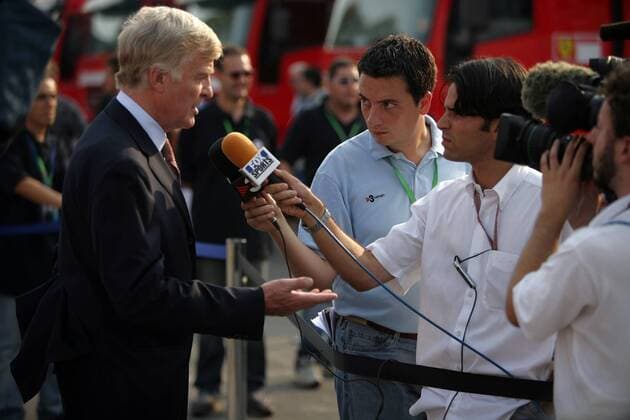 FIA Präsident Max Mosley (England, li.) gibt FOX Sports ein Interview Motorsport Grand Prix Herren Großer Preis von Italien 2005, Formel 1 Weltmeisterschaft, F1, F, GP, WM Gruppe Autodromo Nazionale Monza