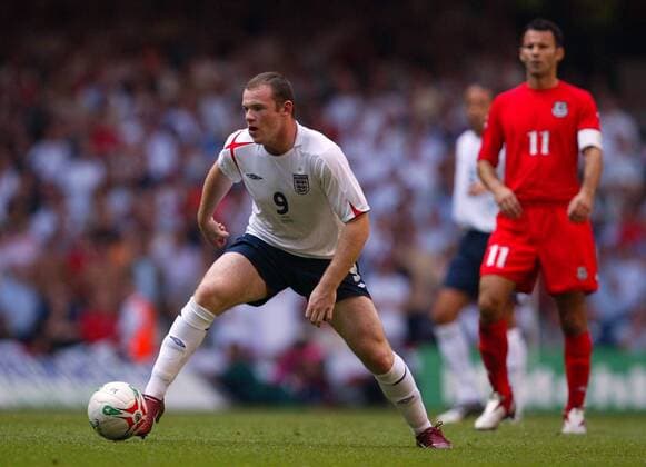 Wayne Rooney (England) am Ball -  Fußball Länderspiel Herren Weltmeisterschaftsqualifikation 2005, Nationalmannschaft, Nationalteam, Nationaltrikot, Länderspiel Einzelbild Cardiff Dynamik,