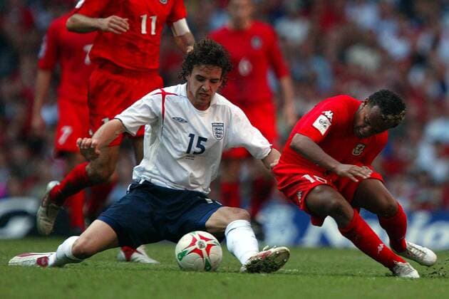 Owen Hargreaves (England, li.) gegen Robert Earnshaw (Wales) -  Fußball Länderspiel Herren Weltmeisterschaftsqualifikation 2005, Nationalmannschaft, Nationalteam, Nationaltrikot, Länderspiel Gruppe Cardiff Dynamik, Kampf,