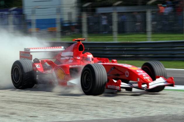 Michael Schumacher (Deutschland Ferrari) mit seinem Boliden auf Abwegen Motorsport Grand Prix Herren Großer Preis von Italien 2005, Formel 1 Weltmeisterschaft, F1, F, GP, WM Einzelbild Autodromo Nazionale Monza Dynamik,