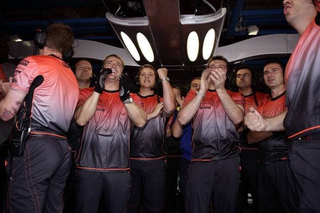 Die Mechaniker von McLaren Mercedes freuen sich in der Box über die beiden besten Zeiten die ihre Piloten bei der Qualifyingsession erreicht haben Motorsport Grand Prix Herren Großer Preis von Italien 2005, Formel 1 Weltmeisterschaft, F1, F, GP, WM, Qualifying Gruppe Autodromo Nazionale Monza Freude,