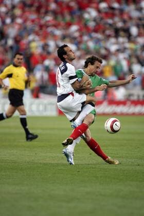 Gerardo Torrado (Mexiko, re.) kollidiert mit Landon Donovan (USA) - (Icon9183551) Fußball Länderspiel Herren Weltmeisterschaftsqualifikation 2005, Länderspiel, Qualifikation, Nationalmannschaft, Nationalteam Gruppe Columbus Ohio Dynamik, Kampf, EDITORIAL USE ONLY