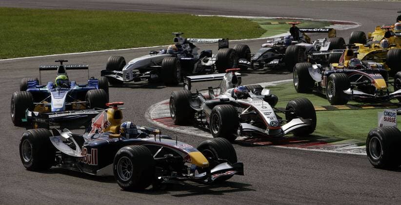 Nach dem Start zum GP von Italien 2005: Während David Coulthard (Schottland, 14) auf ehrlichem Weg versucht, voranzukommen, nehmen Christian Klien (Österreich beide Red Bull Cosworth) und Kimi Räikkönen (Finnland McLaren Mercedes, 9) eine Abkürzung Motorsport Grand Prix Herren Großer Preis von Italien 2005, Formel 1 Weltmeisterschaft, F1, F, GP, WM Gruppe Monza